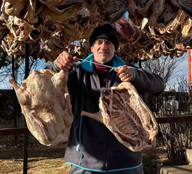 Gurbetteki Karslılar için 900 kazı keserek kurutmaya bıraktı