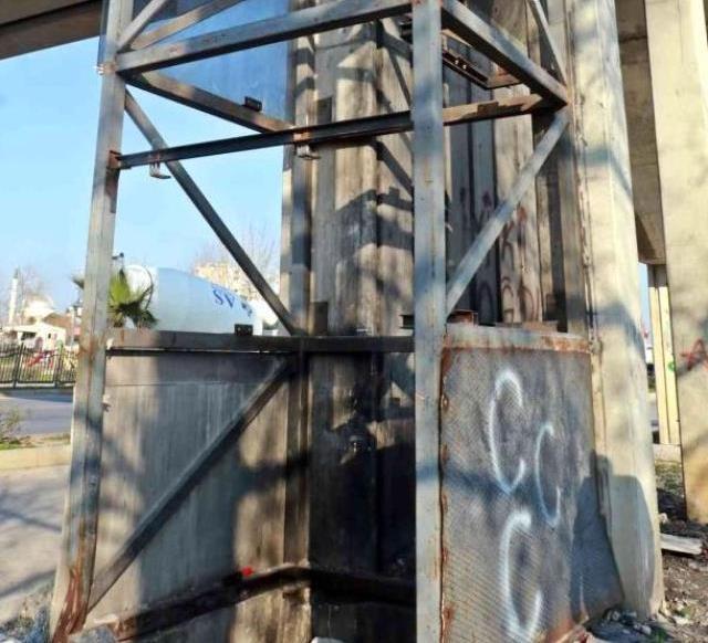 Üst geçit asansör kabininden demir çalarken yakalandı, polise 'çektirme abi' dedi