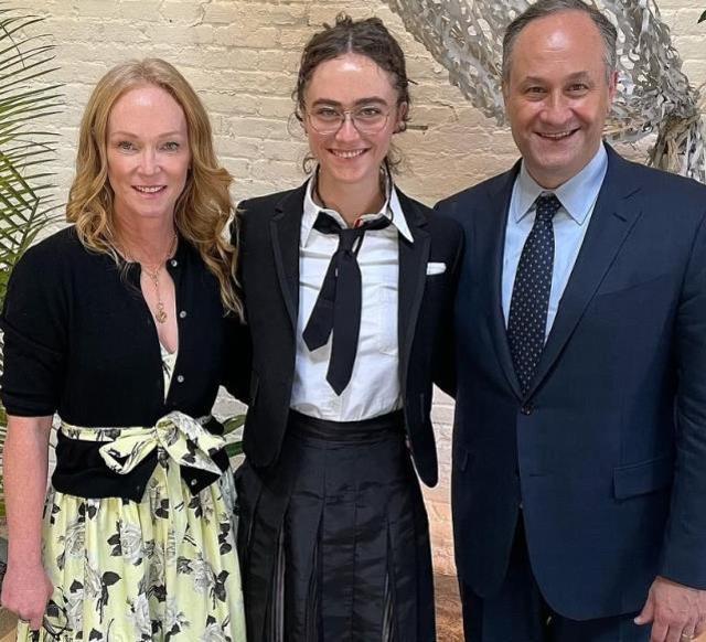 ABD Başkan Yardımcısı Kamala Harris'in kızı podyuma göğüslerini açtı