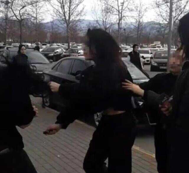 Liseli kızların, şok cihazlı kavgası