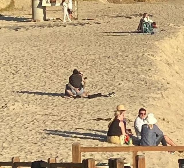 Kourtney Kardashian ve nişanlısı Travis Barker plajda sarmaş dolaş görüntülendi