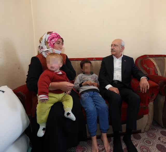 CHP Genel Başkanı Kılıçdaroğlu, Van'da elektriği kesik olan aileyi ziyaret etti