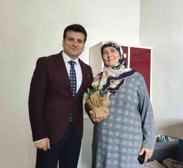 Başhekim Prof. Dr. Nurettin Yiyit, Anneler Günü'nde Yedikule Araştırma Hastanesi'nde tedavi gören anneleri ziyaret etti