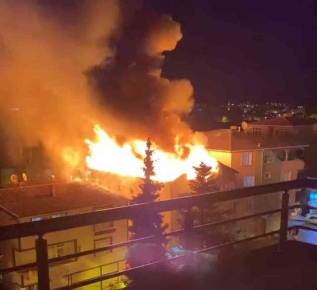 Madde bağımlısı genç evini ateşe verdi! Mahallelinin linç girişiminden polis zor kurtardı