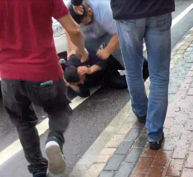 14 yaşındaki çocuklara istismar iddiası mahalleyi ayağa kaldırdı! Vatandaşlar 2 şüpheliyi yakalayıp tekme tokat dövdü
