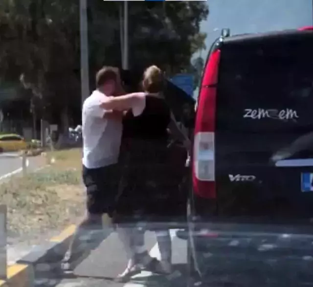 Karayolunda el kol hareketi ile başlayan tartışma yumruklu kavgaya dönüştü