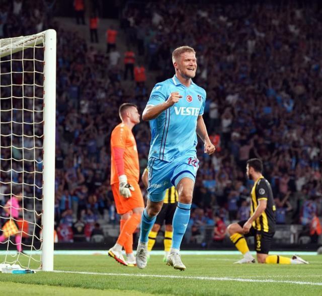 Son şampiyon fırtına gibi başladı! Süper Lig'in açılış maçında Trabzonspor, İstanbulspor'u 2-0 yendi