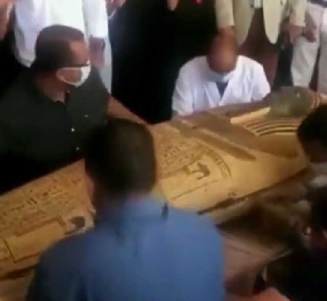 Arkeologların 2500 yıl önce mühürlenmiş eski bir tabutu açtığı anlar