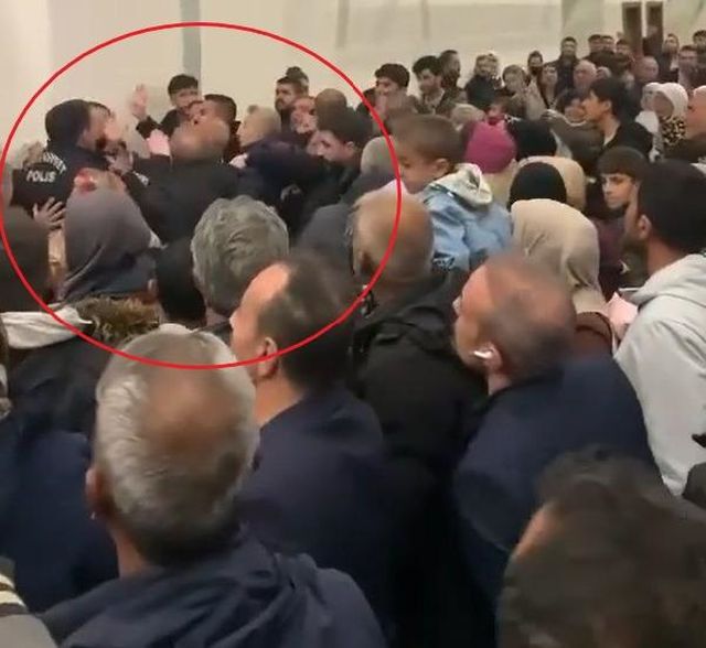 Umre dönüşü havalimanında ortalık karıştı! Kavga anı anbean kamerada