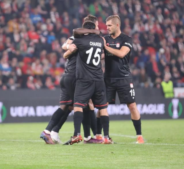 Sivasspor, UEFA Avrupa Konferans Ligi'nde son 16 turuna kaldı