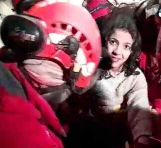 Enkaz altındaki 46. saatin ardından hayata böyle gülümsedi