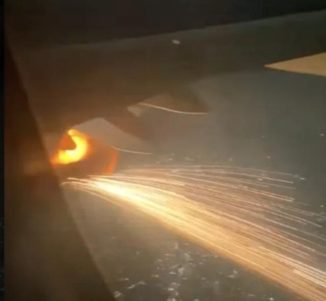 Uçak kalkış yaptıktan sonra motoru alev almaya başladı