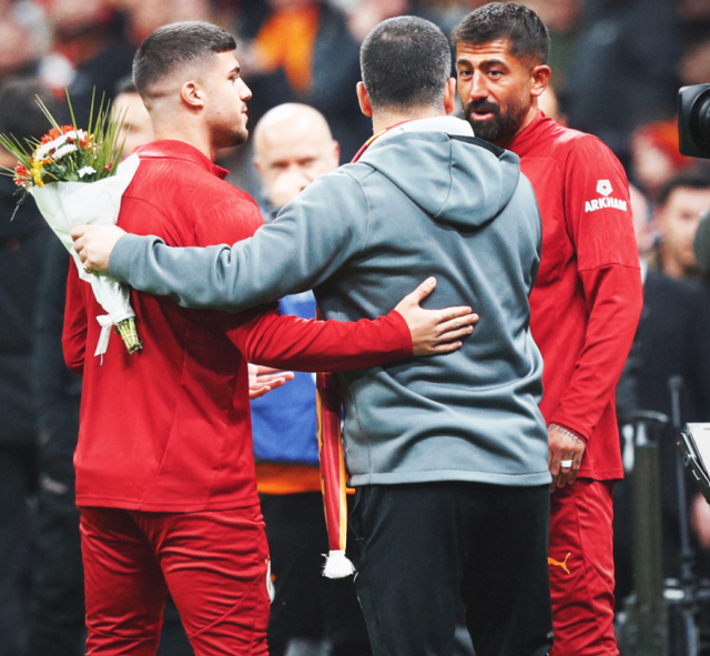 Arda Turan'ın RAMS Park'ta Galatasaray atkısı takması tepki çekti