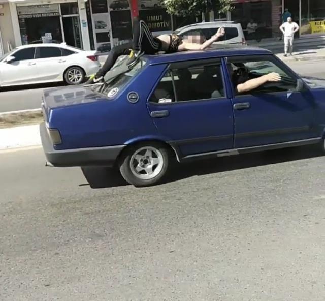 Sultanbeyli'de genç kız ortalığı birbirine kattı... Trafikte otomobilin üzerine çıktı