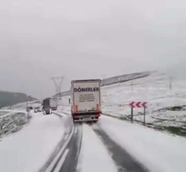 Haziran ayında Artvin'de şaşırtan görüntü! Dolu etrafı beyaza bürüdü