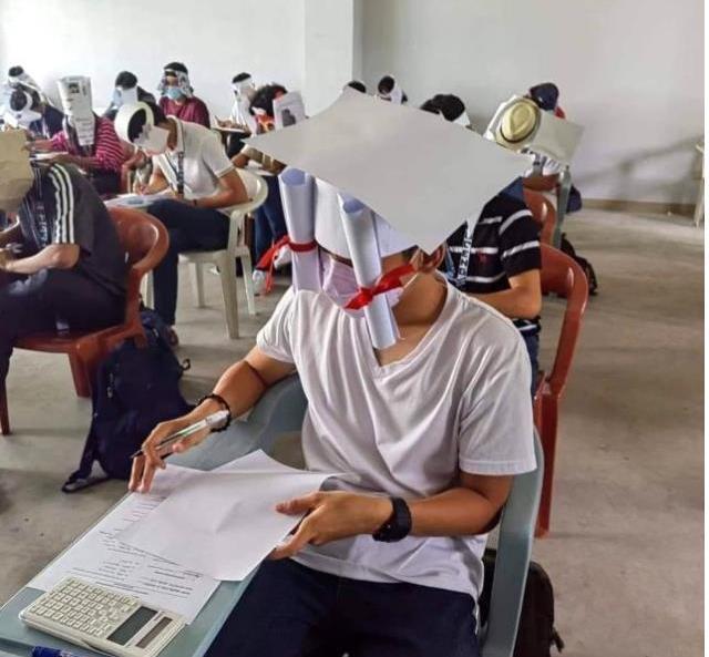 Filipinlerde kopya çekmeyi önleyen şapkalar bir tuhaf! Sosyal medya bu görüntüleri konuşuyor