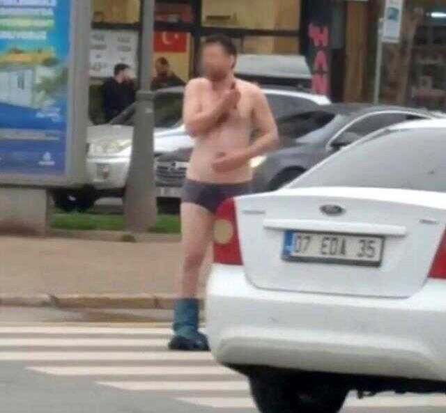 Elinde bıçakla yarı çıplak caddeye çıktı, kimse ne olduğunu anlayamadı