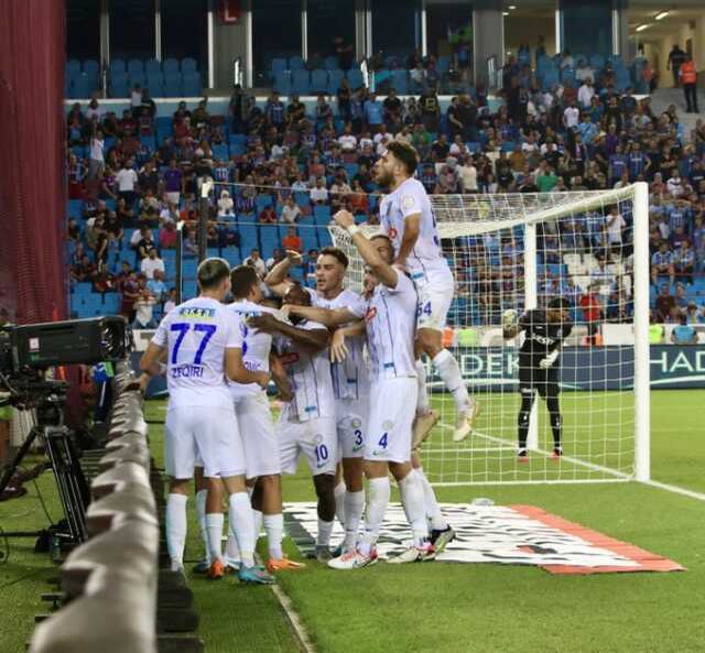 Karadeniz derbisi nefes kesti! Trabzonspor, 17 yıl sonra sahasında Çaykur Rizespor'a yenildi