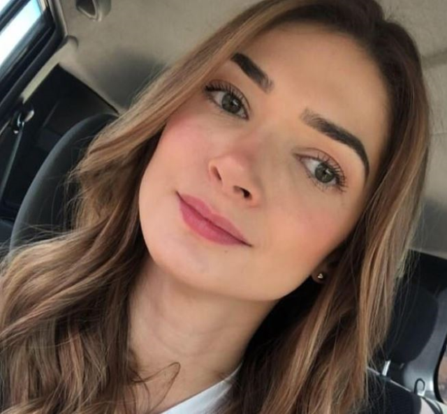 Pilot, barda hediye unutan avukat kız arkadaşını darp etti
