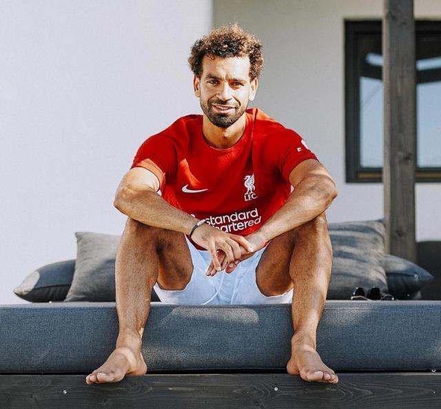 Salah, Liverpool'da kaldı! Yıldız futbolcu sözleşmesini 2025 yılına kadar uzattı
