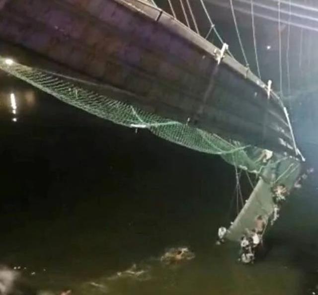 Hindistan'daki köprü faciasında bilanço artıyor: 132 kişi hayatını kaybetti