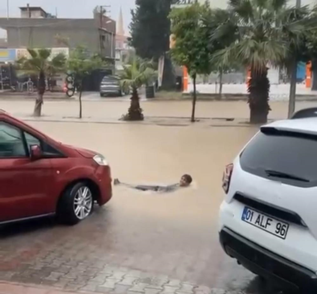 Yağmur hayatı felç etti! Kimi yüzdü kimi mahsur kaldı