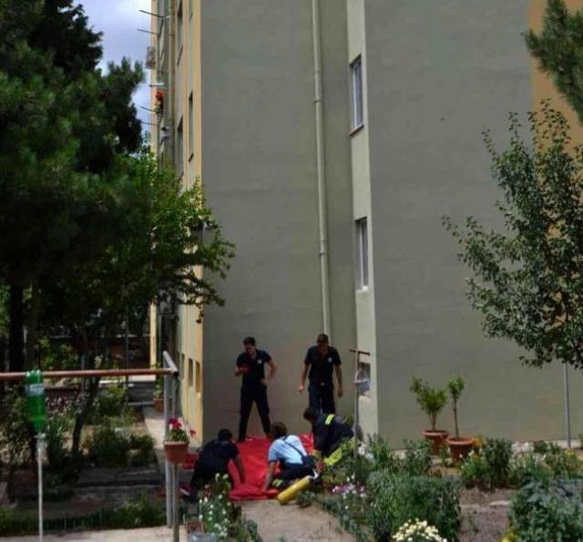 5'inci kattan atlamak istedi, son anda polis kurtardı