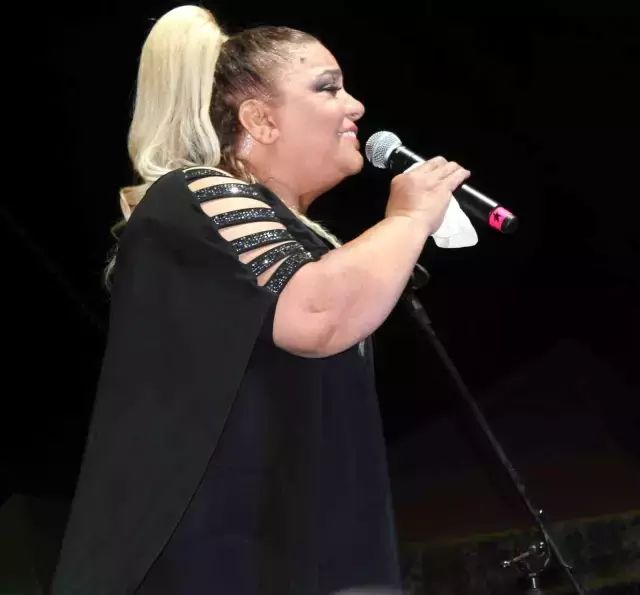 Annesini yeni kaybeden Kibariye, sahnede tüyleri diken diken etti: Annem şarkısını okuyamayacağım