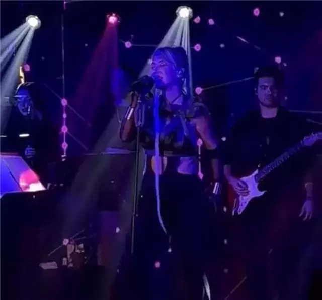 Hande Yenerken sahnede bir anda bayıldı, binlerce hayranının yüreği ağzına geldi