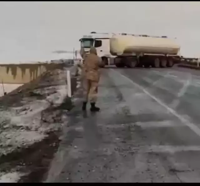 Asker devrilen yakıt tankerinin altında kalmaktan son anda kurtuldu