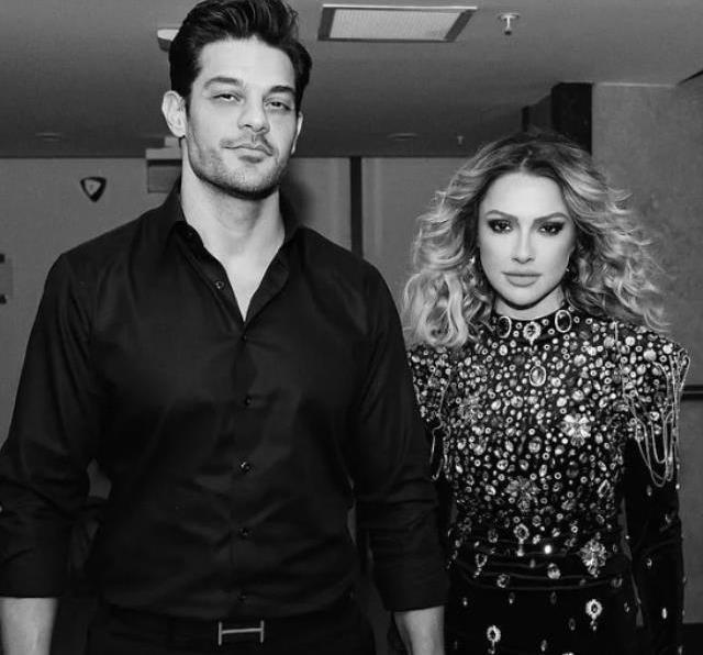 Mehmet Dinçerler'in Hadise'den yüzüğü geri istediği iddiasına bir yorum da eski sevgili Sinan Akçıl'dan geldi