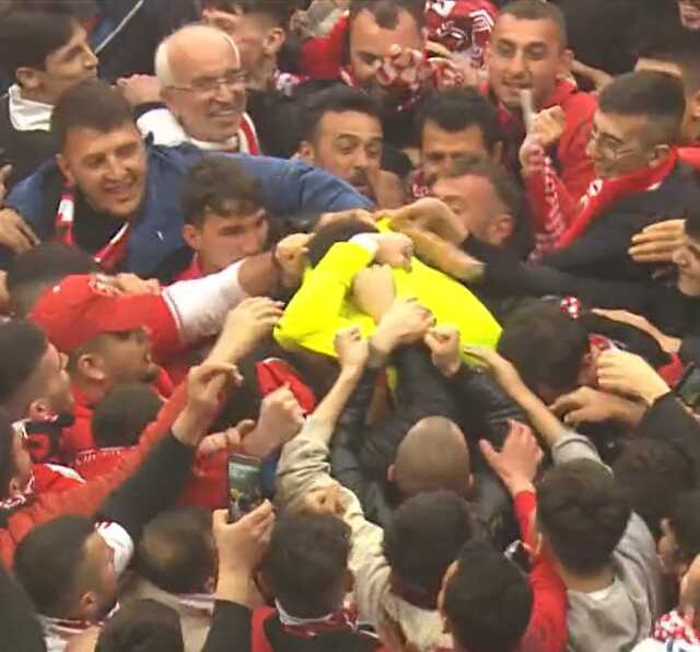 Samsunspor şampiyon oldu, taraftar sahaya akın etti! İzdihamın içinde kalan kaleci hayatının şokunu yaşadı