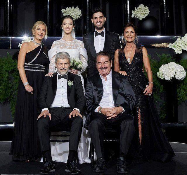 İdo Tatlıses ile evlenen Yasemin Şefkatli'nin gelinliği sosyal medya kullanıcılarını ikiye böldü