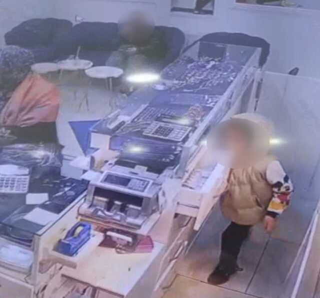 SULTANGAZİ'DE 2 ÇOCUK 4 MİLYON LİRALIK ALTIN BULUNAN ÇANTAYI ÇALDI