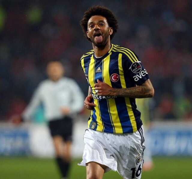 Eski Fenerbahçeli Baroni, derbi hezimeti sonrası futbolcuları açık açık uyardı: Bu onurlu forma çok ağırdır