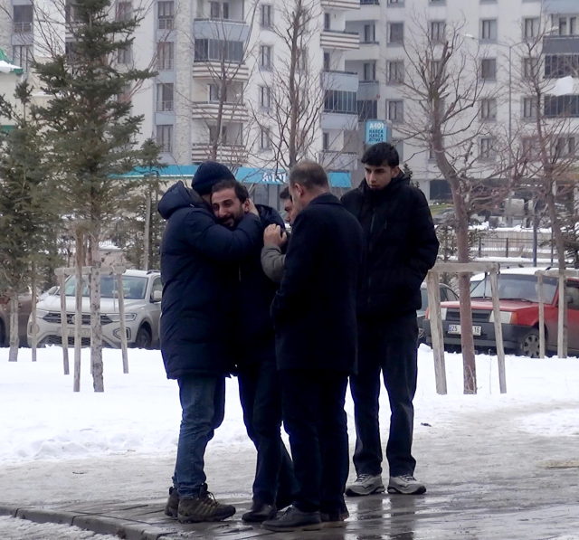 Cam silerken 3'üncü kattan düşen öğretmen yaşamını yitirdi