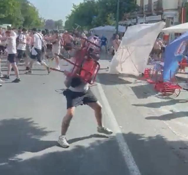 Avrupa'nın göbeğinde görülmemiş barbarlık! Dev final öncesinde birbirlerini bıçakladılar