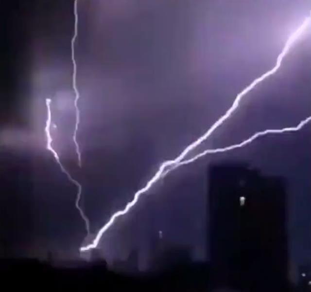 İstanbul'da uzun süre unutulmayacak gece! Sabaha kadar 7 binden fazla şimşek çaktı