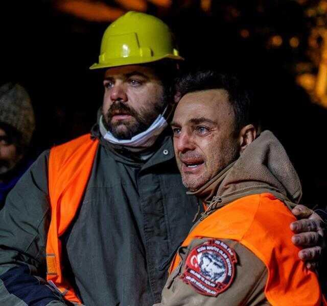 Oyuncu Ogün Kaptanoğlu, arama kurtarma çalışmalarına katılarak bir kişiyi enkazdan çıkardı