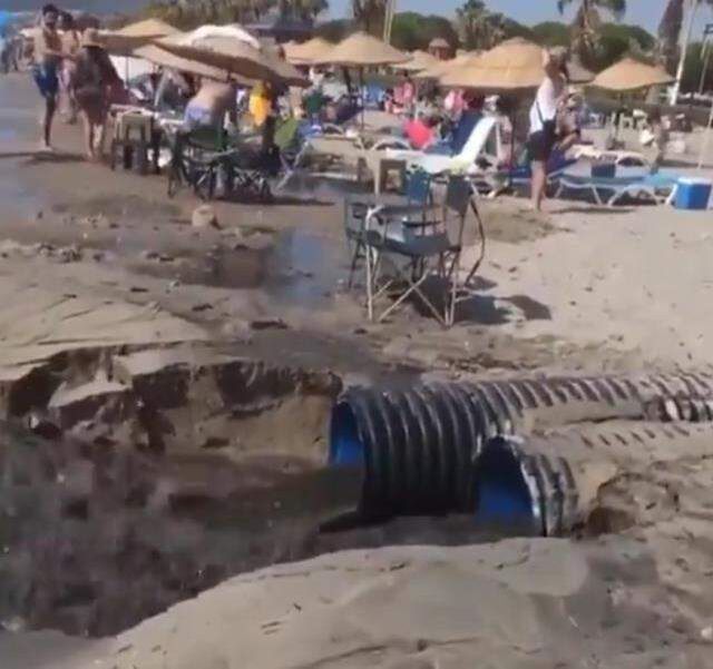 Turizm cenneti Kuşadası'nda patlayan lağım suları denize karıştı