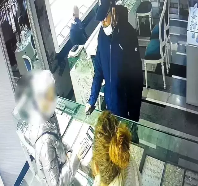 Yol sorma bahanesiyle hırsızlık! Turistleri uyku ilacıyla uyutup soydular