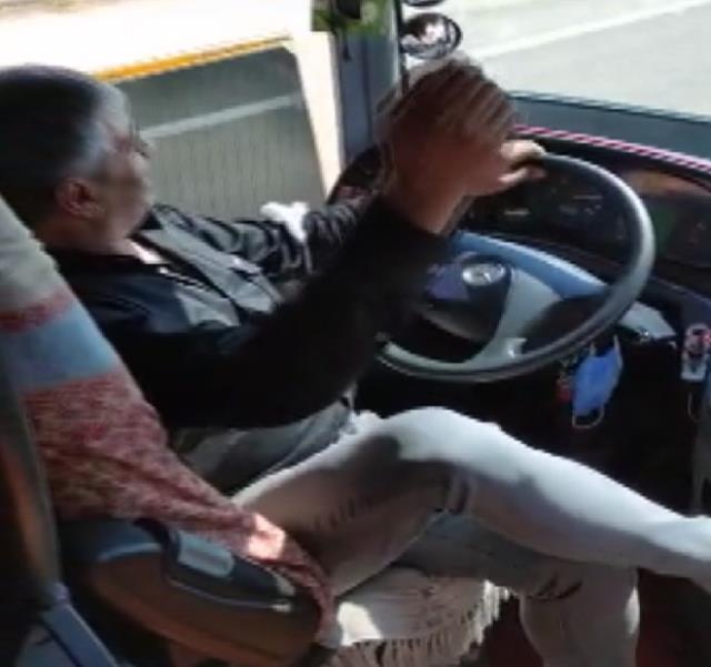 Seyir halindeki otobüsün şoförü ayağa kalkıp halay çekti! Tepki çeken anlar kamerada
