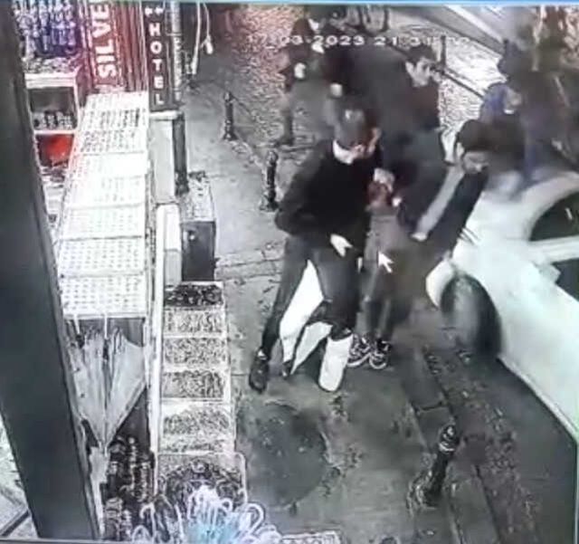 Galata'da dehşet anları kamerada! Otomobil yayaların arasına daldı, 2 yaralı var