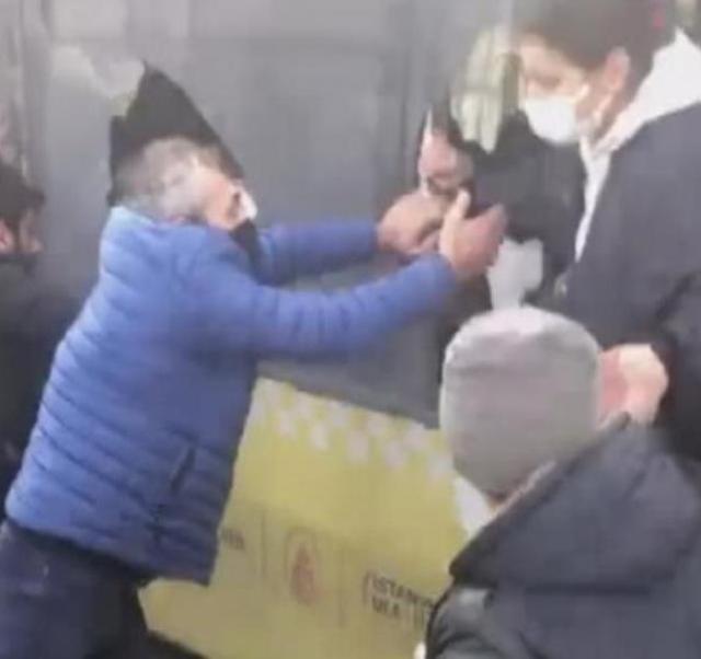 İstanbul'da İETT otobüsü yoldan çıktı: Camları kırarak yolcuları çıkardılar, 5 yaralı var