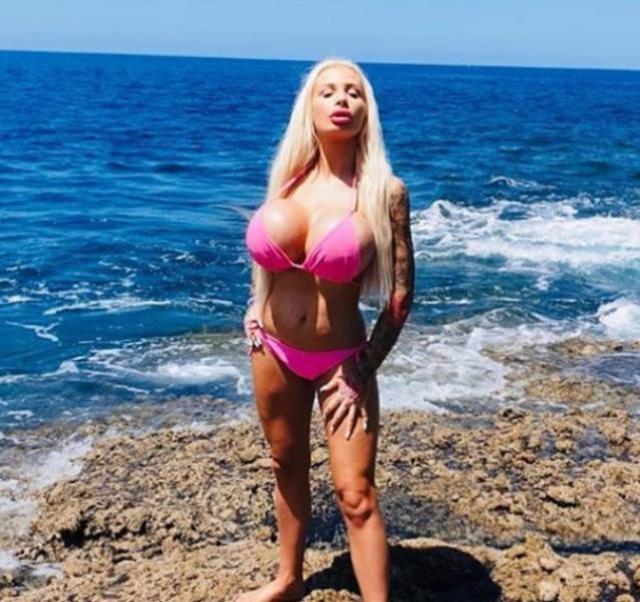 Duşta göğüsleri patlayan kadın, apar topar hastaneye kaldırıldı