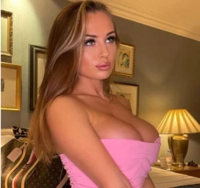 Genç kadından köprüde akılalmaz hareket! Sürücülerin vızır vızır geçtiği sırada göğsünü açtı