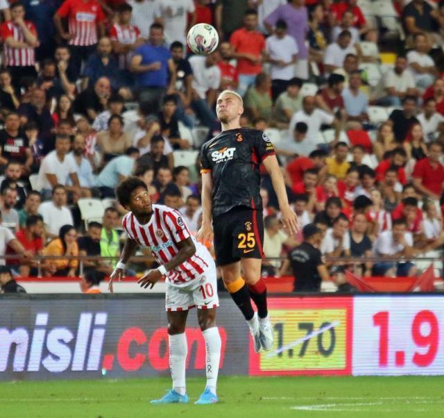Gomis son dakikada hayat verdi! Galatasaray, deplasmanda Antalyaspor'u 1-0 yendi
