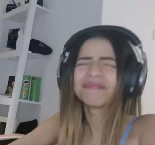 Canlı yayında cinsel ilişkiye giren kadın camı unutunca her şey anbean göründü