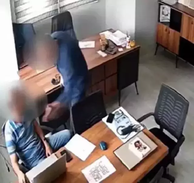 İş yeri basılıp, zorla senet imzalatılan müteahhidi böyle tokatladılar