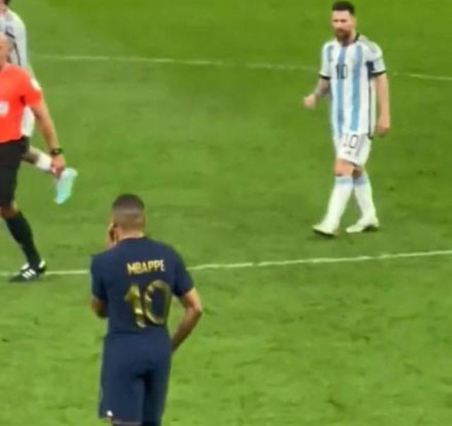 Dünya Kupası finalinde neler oluyor! Messi'nin kendisine yaptığı harekete Mbappe böyle yanıt verdi